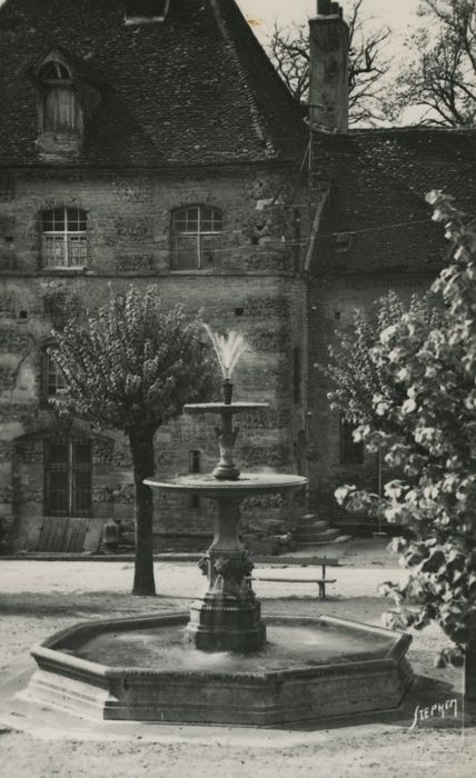 Petit château : Fontaine, vue générale