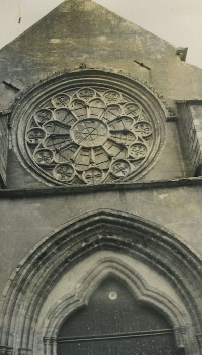 Eglise Saint-Martin : Façade occidentale, vue partielle