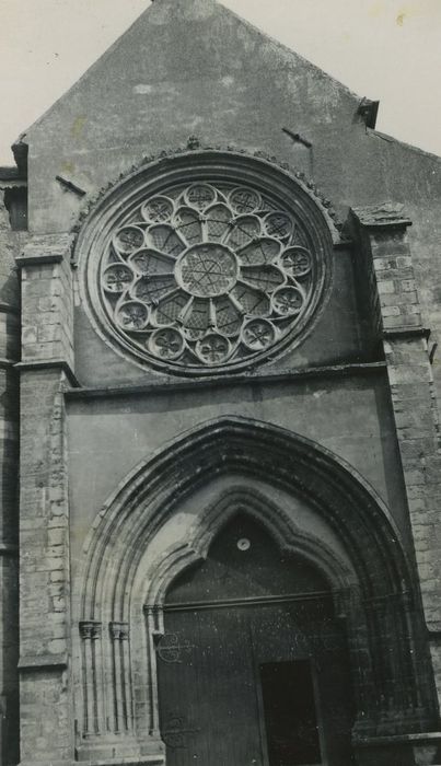 Eglise Saint-Martin : Façade occidentale, vue partielle