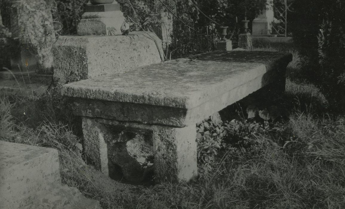 Table de pierre et socle de croix, vue générale