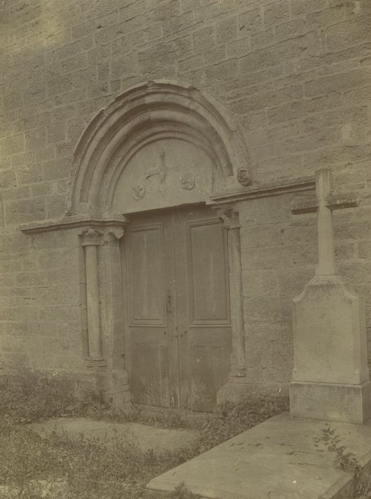 Eglise Saint-Philibert : Portail occidental, vue générale