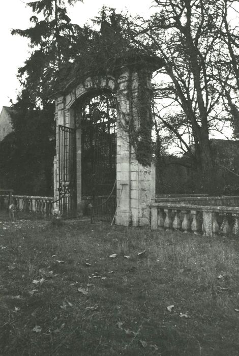 Château d'Anstrude : Portail d’accès ouest, vue générale