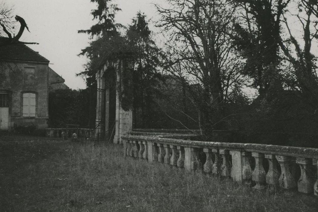 Château d'Anstrude : Portail d’accès ouest, vue générale