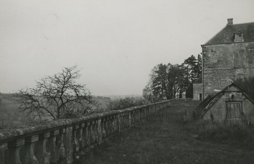 Château d'Anstrude : Terrasse nord, vue générale