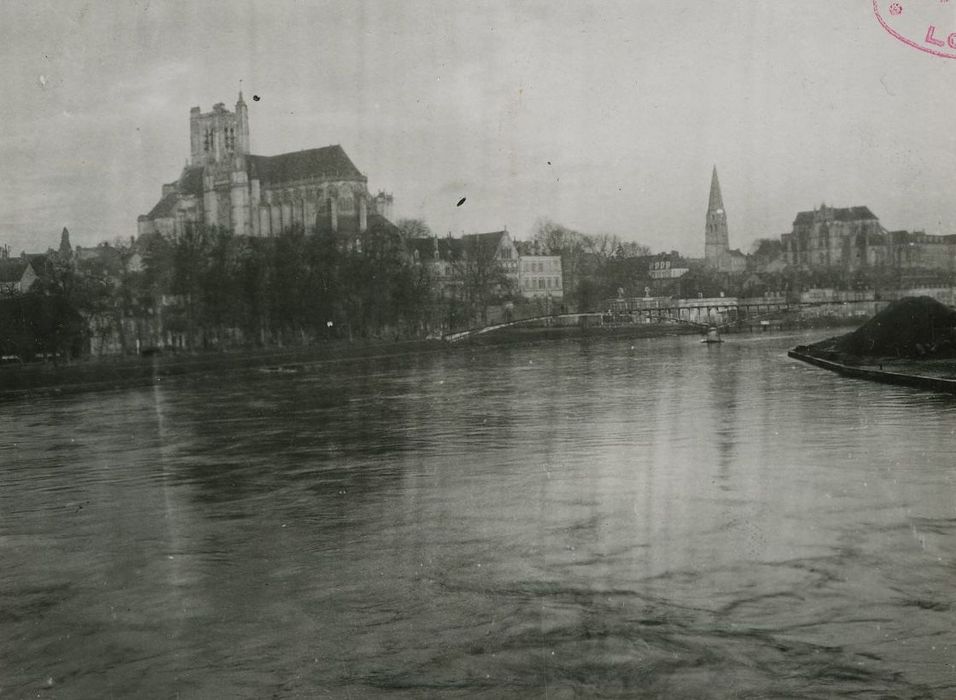 Ancienne cathédrale Saint-Etienne : Vue générale de la cathédrale dans son environnement