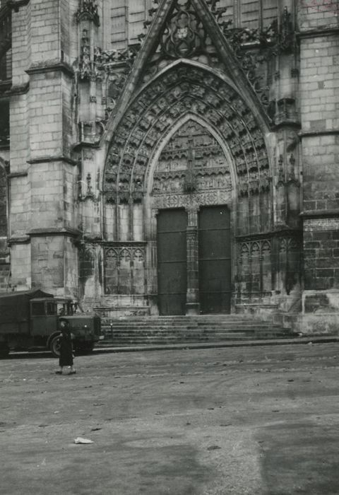 Ancienne cathédrale Saint-Etienne : Portail latéral nord, vue générale