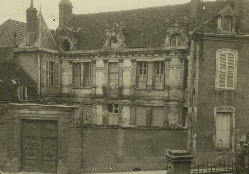 Hôtel de Crôle : Façade sur cour, vue générale