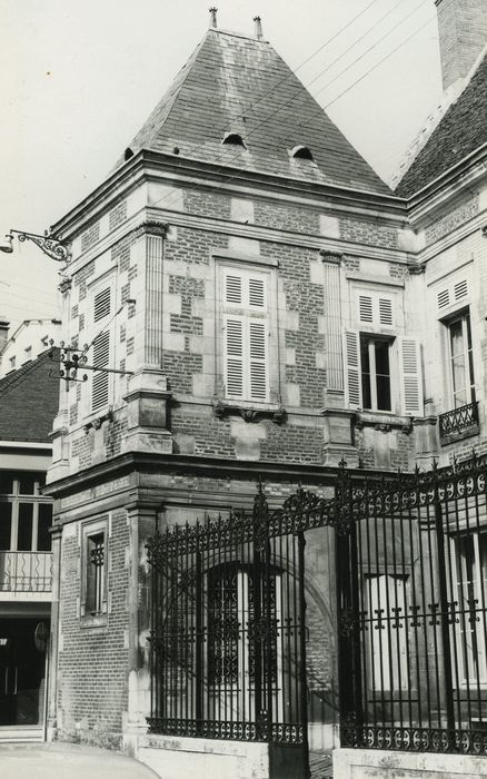 Immeuble : Façade sur rue, vue partielle