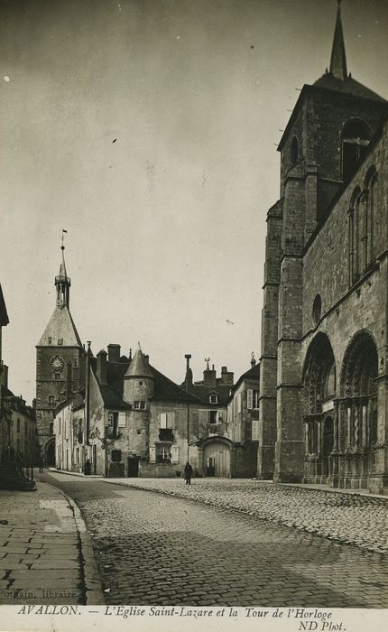 Maison à tourelle : Vue générale de la amison dans son environnement urbain depuis le Sud