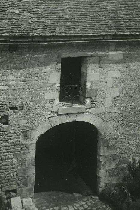 Maison dite de l'Obédiencerie : Cour intérieure, remise, vue partielle