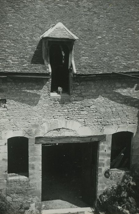 Maison dite de l'Obédiencerie : Cour intérieure, cellier, vue partielle