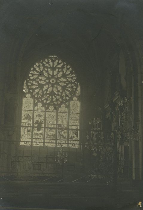 Eglise paroissiale : Croisée du transept, vue générale de la verrière