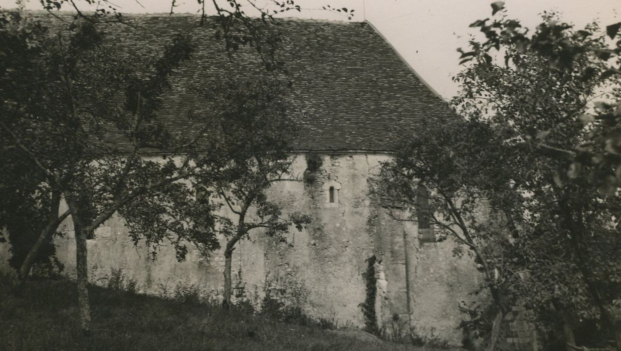 Eglise paroissiale : Façade latérale sud, vue partielle