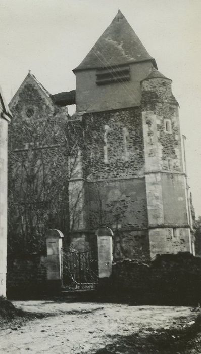 Eglise Saint-Médard : Façade occidentale, vue partielle