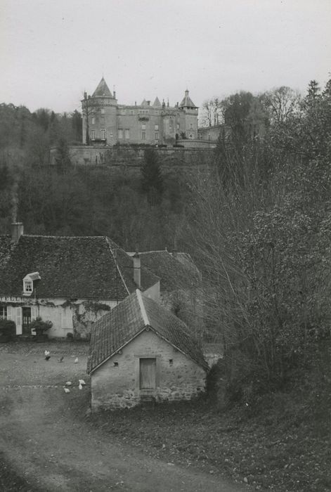 Château de Chastellux : Vue générale du château dans son environnement depuis le Nord