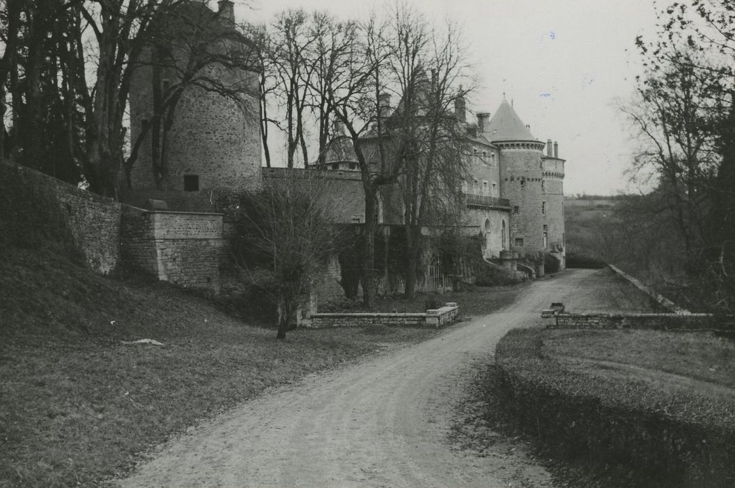 Château de Chastellux : Vue partielle du château dans son environnement depuis l’accès sud