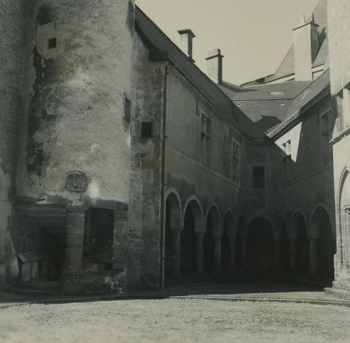 Château de Chastellux : Façades sur cour, vue partielle