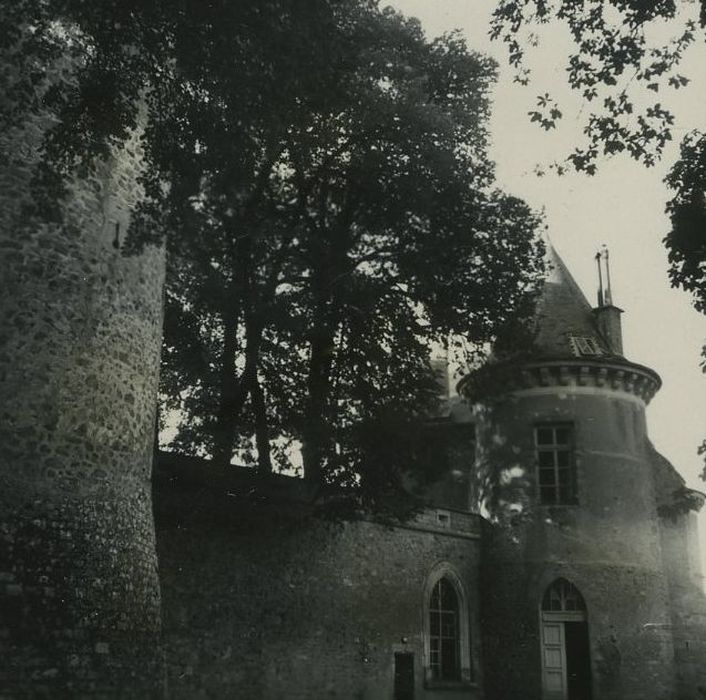 Château de Chastellux : Façade est, vue partielle