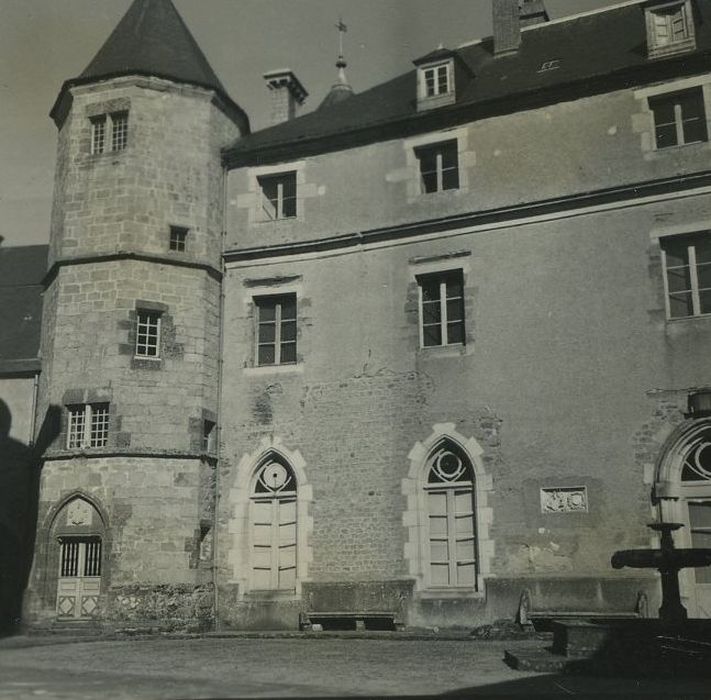 Château de Chastellux : Façade ouest sur cour, vue partielle