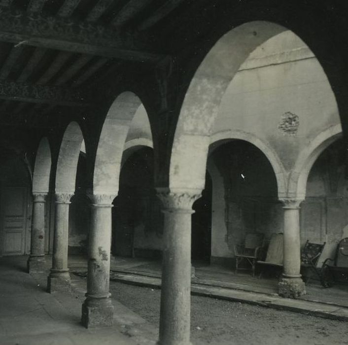 Château de Chastellux : Galerie de la cour intérieure, vue partielle