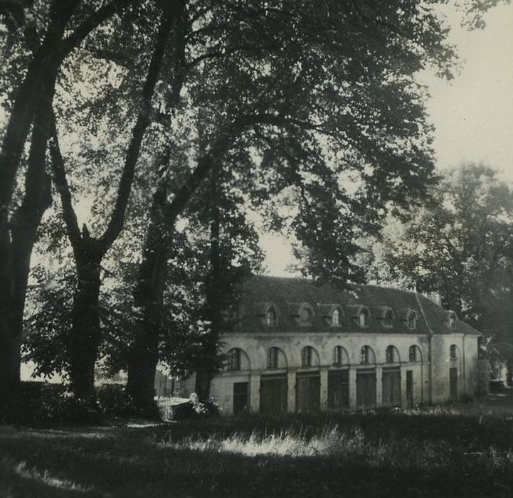 Château de Chastellux : Communs, façade est, vue générale