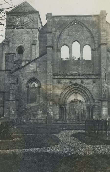 Eglise paroissiale : Façade occidentale, vue générale