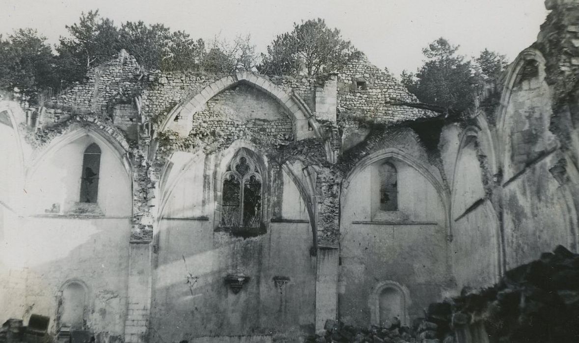 Eglise paroissiale : Nef, vue générale du mur est