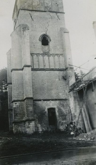 Eglise paroissiale : Clocher, élévation ouest, vue partielle