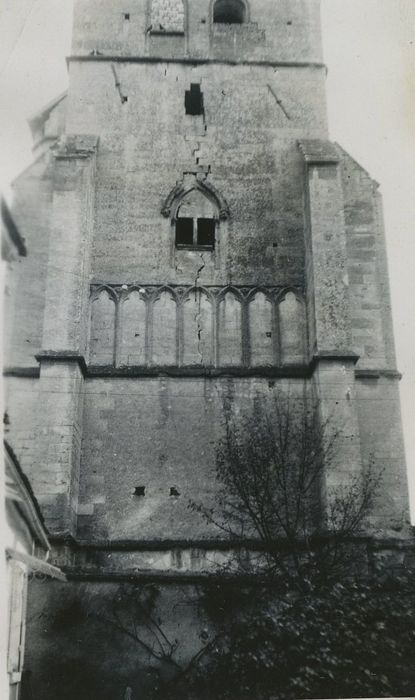 Eglise paroissiale : Clocher, élévation est, vue partielle