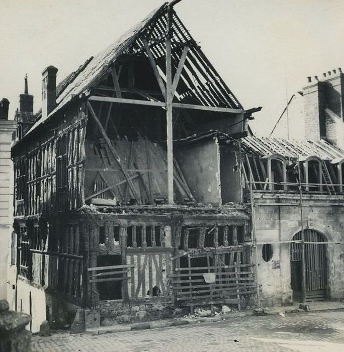 Maison de bois ou maison du bailli : Façade sur la place, vue générale