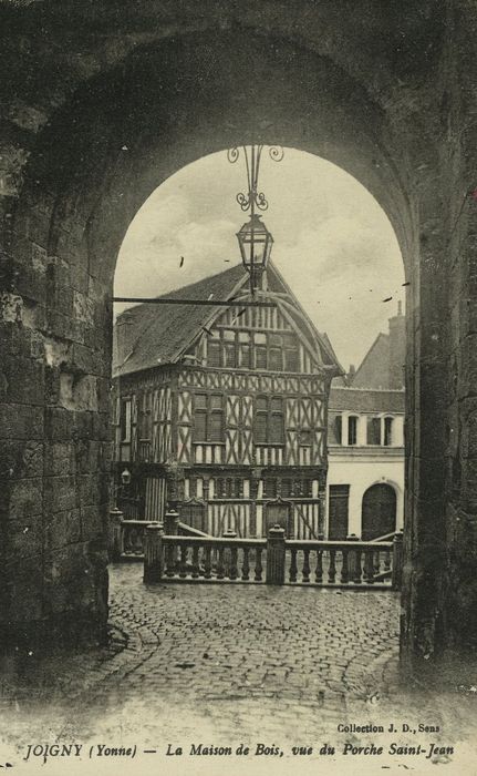 Maison de bois ou maison du bailli : Façade sur la place, vue générale