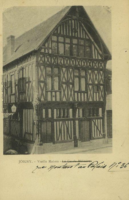 Maison de bois ou maison du bailli : Façade sur la place, vue générale