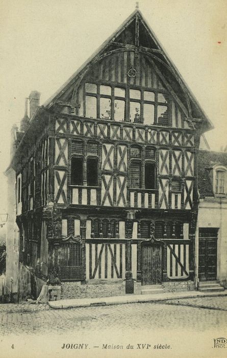 Maison de bois ou maison du bailli : Façade sur la place, vue générale