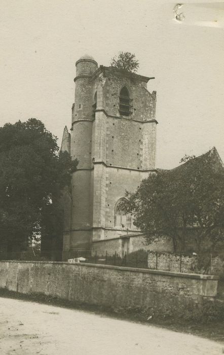 Eglise paroissiale : Clocher, élévation sud, vue générale