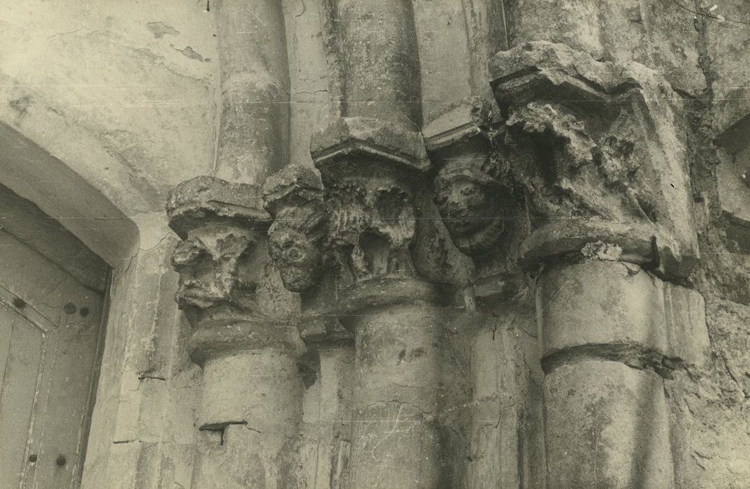 Eglise Notre-Dame de Malicorne : Portail occidental, détail