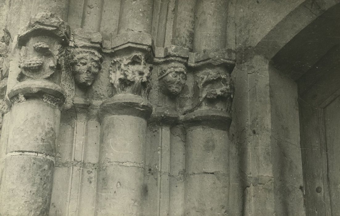 Eglise Notre-Dame de Malicorne : Portail occidental, détail