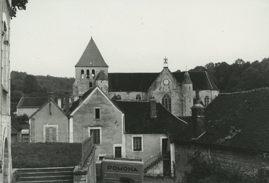 Eglise Saint-Marcel : Vue partielle de l’église dans son environnement depuis le Sud