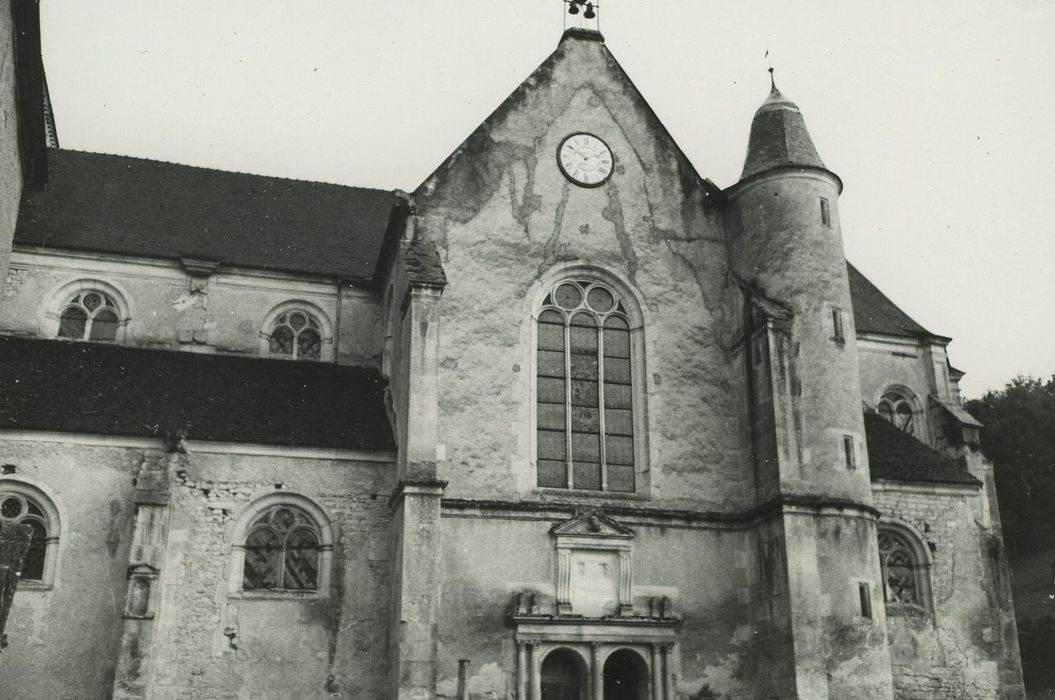 Eglise Saint-Marcel : Façade latérale sud, vue partielle