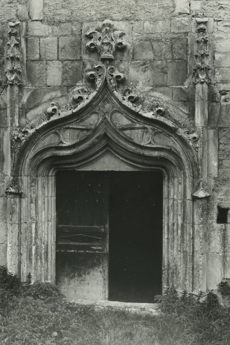 Eglise Saint-Marcel : Portail occidental, vue générale