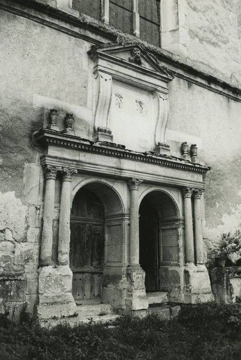 Eglise Saint-Marcel : Portail  d’accès sud, vue générale