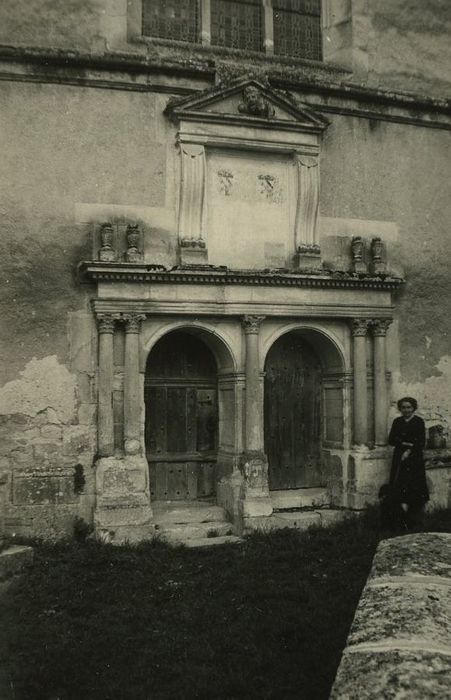 Eglise Saint-Marcel : Portail  d’accès sud, vue générale