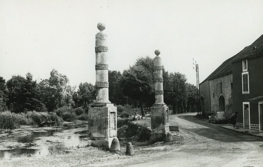 Colonnes monumentales, vue générale