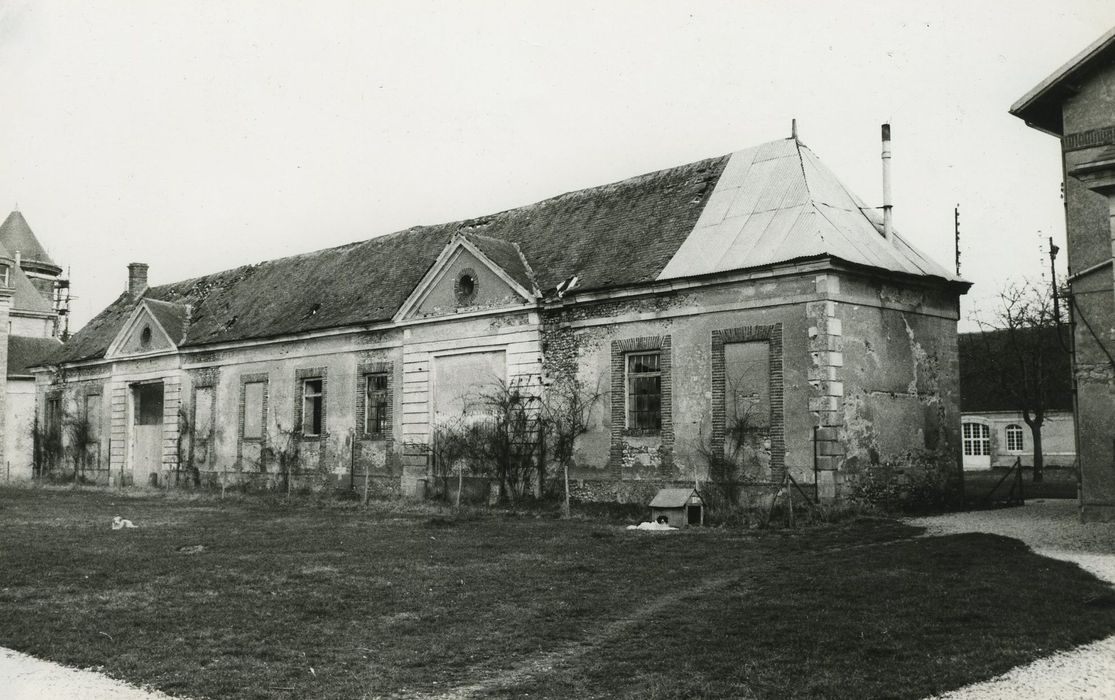 Château de Passy-Véron : Communs, aile nord, façade sud, vue générale