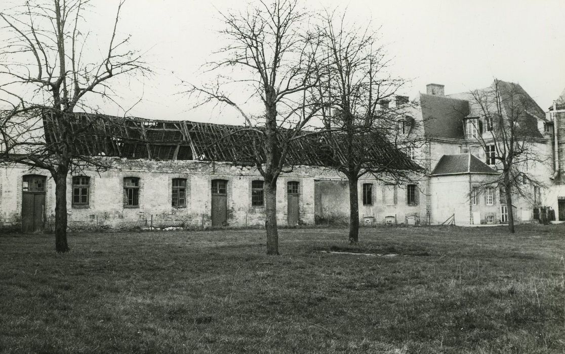 Château de Passy-Véron : Communs, aile nord, façade nord, vue générale