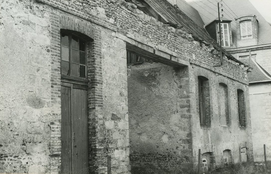 Château de Passy-Véron : Communs, aile nord, façade nord, vue partielle