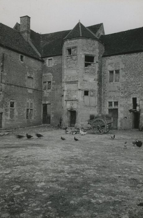 Maison-forte : Cour intérieur, ailes nord et est, façades sud et ouest, vue partielle