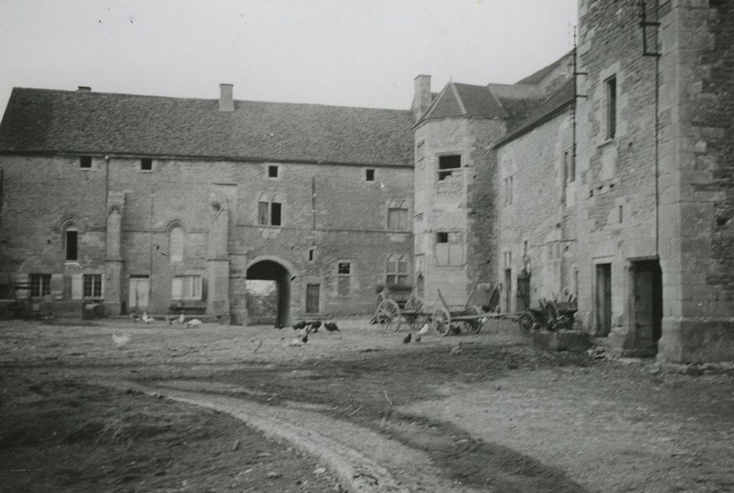 Maison-forte : Cour intérieur, ailes nord et est, façades sud et ouest, vue partielle