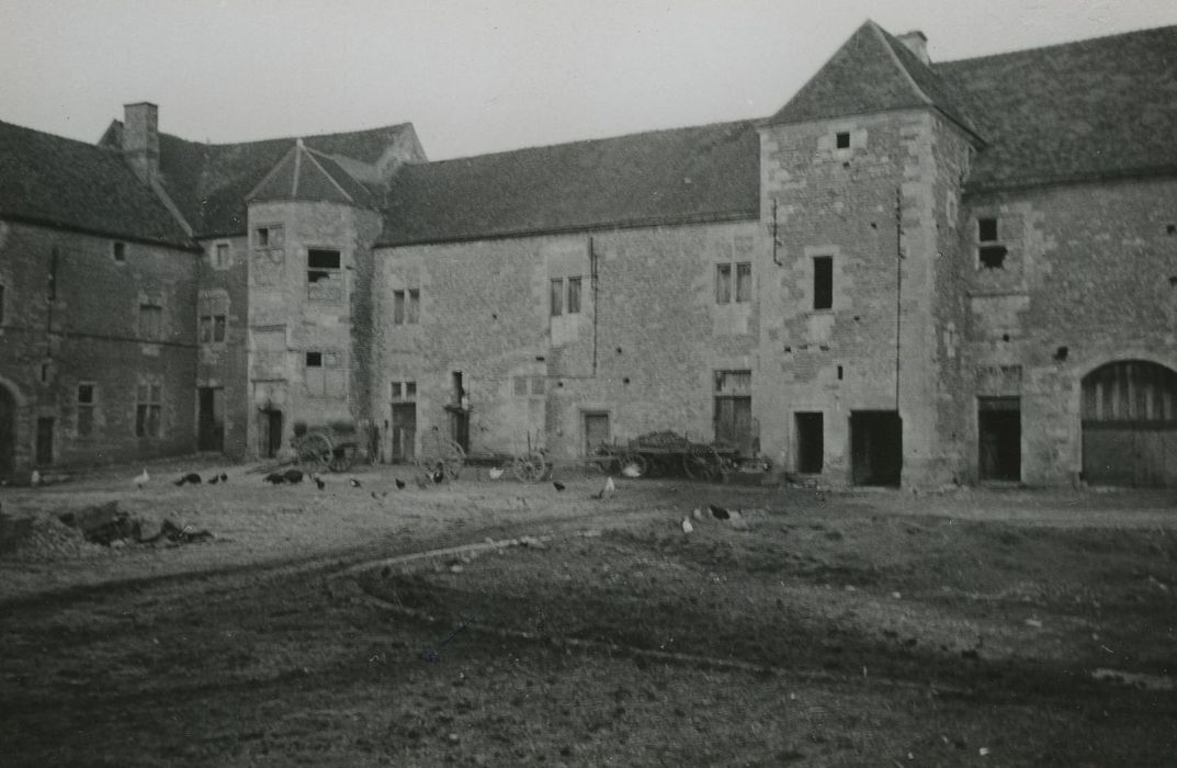 Maison-forte : Cour intérieur, ailes nord et est, façades sud et ouest, vue partielle