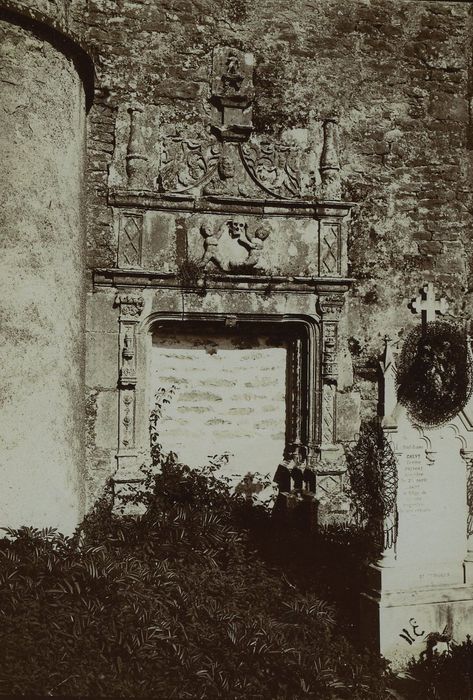 Eglise Saint-Pierre : Porte murée du transept sud, vue générale