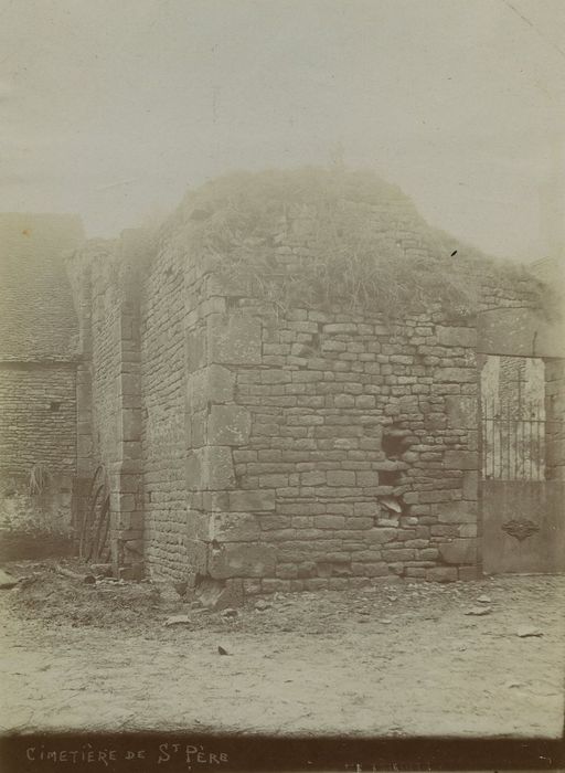 Ancienne église Saint-Pierre : Vue partielle des ruines